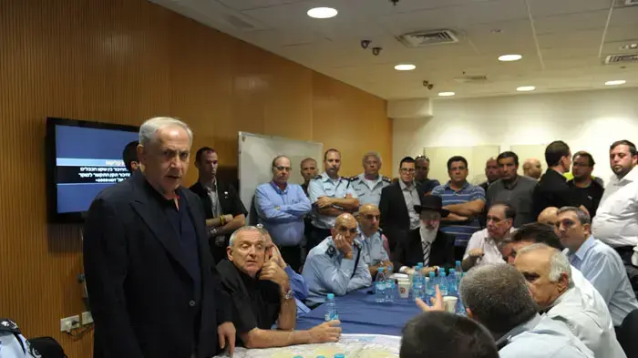 ראש הממשלה בנימין נתניהו בתדרוך בעקבות שריפת הענק בכרמל, דצמבר 2010 ראש הממשלה בנימין נתניהו בתדרוך בעקבות שריפת הענק בכרמל, דצמבר 2010