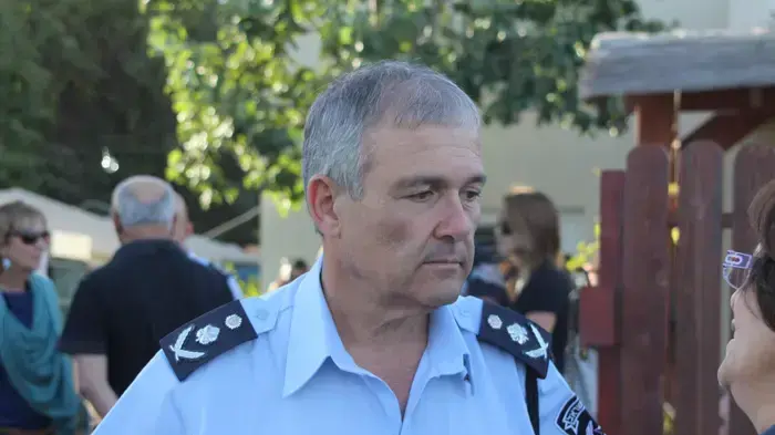 מפכ"ל המשטרה דודי כהן מבקר בבית משפחתו של ליאור בוקר בפרדס חנה, דצמבר 2010 מפכ"ל המשטרה דודי כהן מבקר בבית משפחתו של ליאור בוקר בפרדס חנה, דצמבר 2010