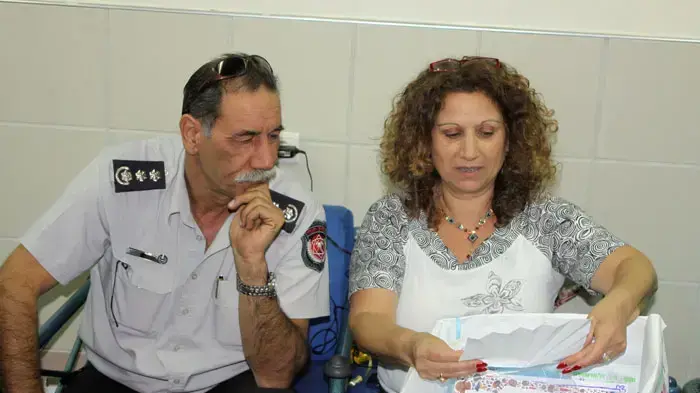 בת שבע חייט, אמו של הכבאי הפצוע, דני חייט עם טפסר עמוס סבאג, מפקד שירותי כבאות יזראל, יום שבת בת שבע חייט, אמו של הכבאי הפצוע, דני חייט עם טפסר עמוס סבאג, מפקד שירותי כבאות יזראל, יום שבת