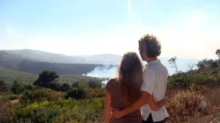 תושבי דניה מביטים בשריפה, יום שבת תושבי דניה מביטים בשריפה, יום שבת