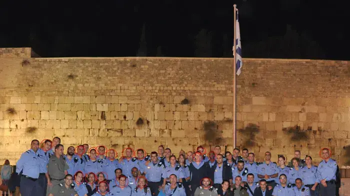 תמונה קבוצתית של קורס קציני שב"ס בביקור בכותל תמונה קבוצתית של קורס קציני שב"ס בביקור בכותל