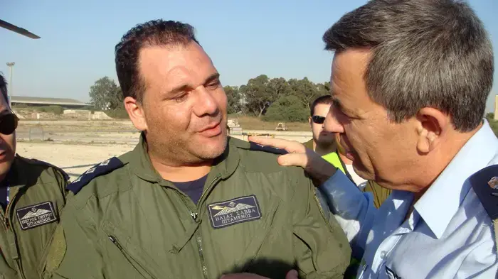 מפקד חיל האוויר עידו נחושתן עם צוות הסיוע הקפריסאי, דצמבר 2010 מפקד חיל האוויר עידו נחושתן עם צוות הסיוע הקפריסאי, דצמבר 2010