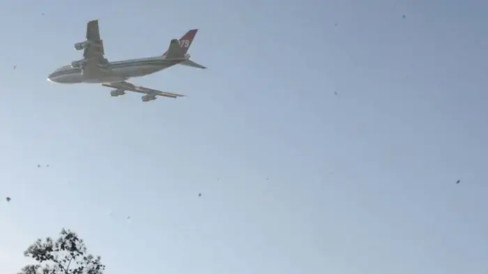 ראש הממשלה בנימין נתניהו צופה במטוס ה"סופר טנקר" בחיפה, דצמבר 2010 ראש הממשלה בנימין נתניהו צופה במטוס ה"סופר טנקר" בחיפה, דצמבר 2010