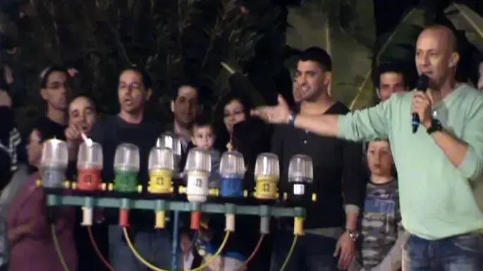 הכוכבים באים לשמח את תושבי בית אורן שפונו מבתיהם