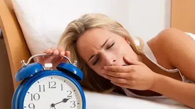 בחורה מתעוררת בחורה מתעוררת