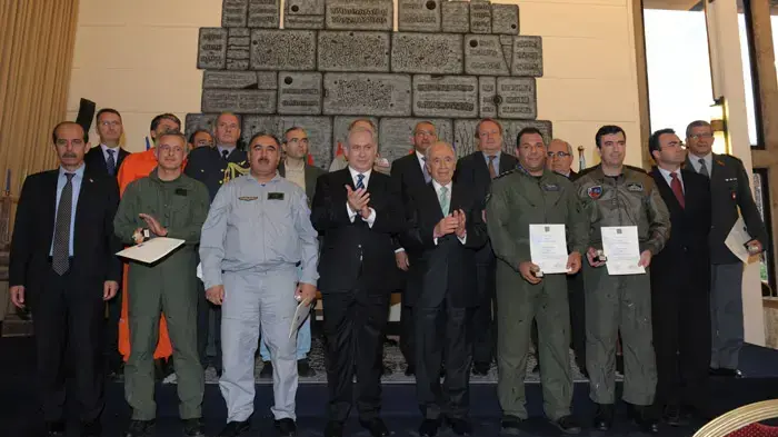 נתניהו ופרס מודים לכבאים הזרים נתניהו ופרס מודים לכבאים הזרים