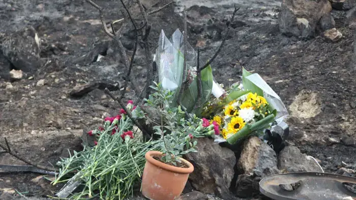 אתר הנצחה מאולתר במקום בו ניספו סוהרי השב"ס בשריפת הענק בכרמל, דצמבר 2010