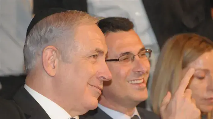 ראש הממשלה, בנימין נתניהו ושר החינוך, גדעון סער, בחידון התנ"ך למבוגרים, דצמבר 2010 ראש הממשלה, בנימין נתניהו ושר החינוך, גדעון סער, בחידון התנ"ך למבוגרים, דצמבר 2010