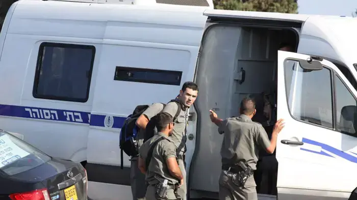 אסירים חוזרים לכלא דמון אחרי שריפת הענק בכרמל, דצמבר 2010