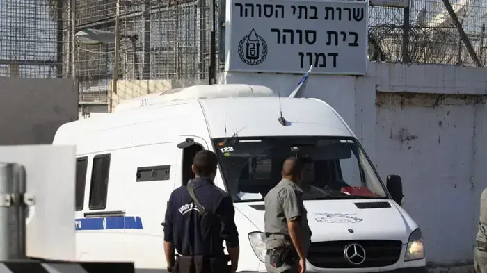 אסירים חוזרים לכלא דמון אחרי שריפת הענק בכרמל, דצמבר 2010