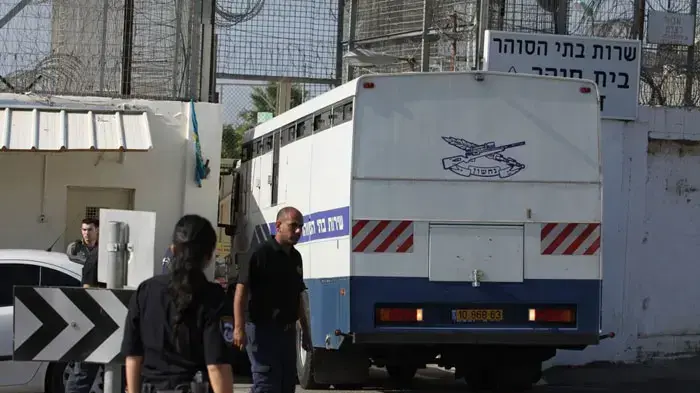 אסירים חוזרים לכלא דמון אחרי שריפת הענק בכרמל, דצמבר 2010