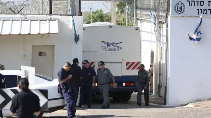 אסירים חוזרים לכלא דמון אחרי שריפת הענק בכרמל, דצמבר 2010