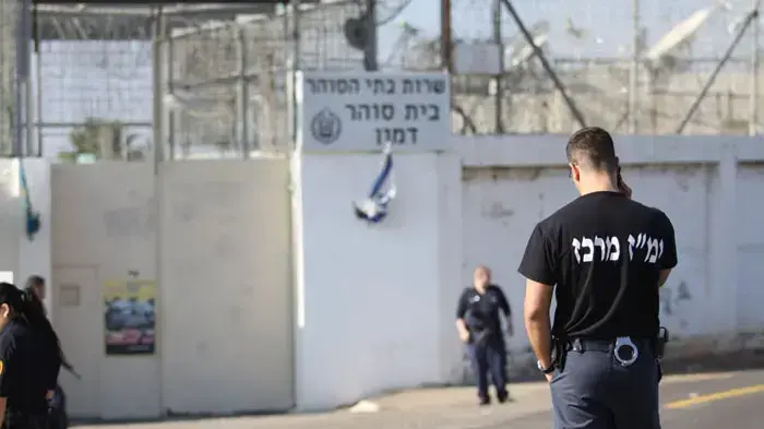 אסירים חוזרים לכלא דמון אחרי שריפת הענק בכרמל, דצמבר 2010