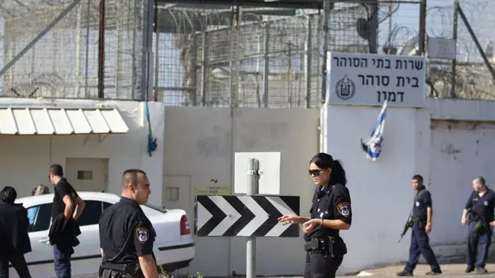 אסירים חוזרים לכלא דמון אחרי שריפת הענק בכרמל, דצמבר 2010