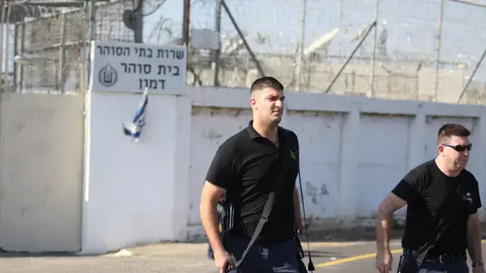 אסירים חוזרים לכלא דמון אחרי שריפת הענק בכרמל, דצמבר 2010