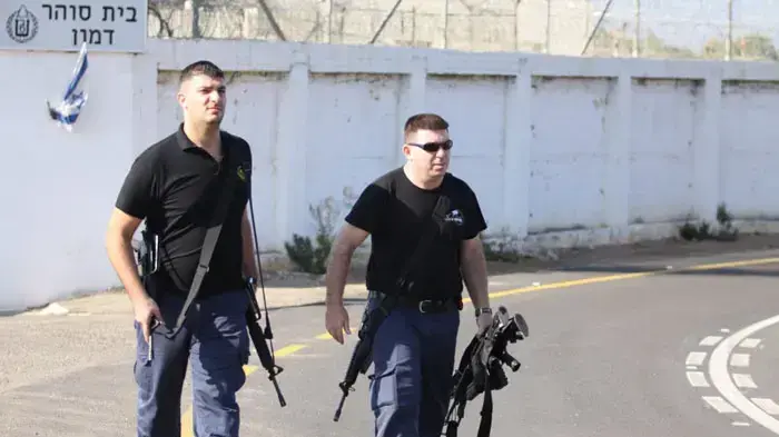 אסירים חוזרים לכלא דמון אחרי שריפת הענק בכרמל, דצמבר 2010
