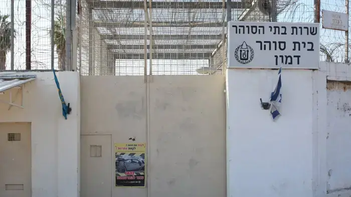 אסירים חוזרים לכלא דמון אחרי שריפת הענק בכרמל, דצמבר 2010