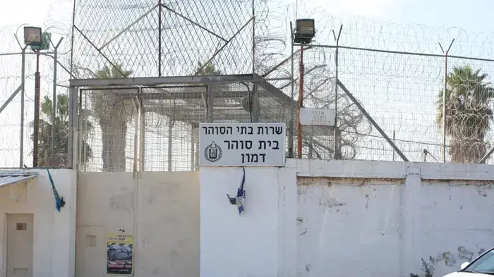אסירים חוזרים לכלא דמון אחרי שריפת הענק בכרמל, דצמבר 2010