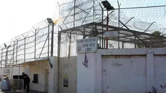 אסירים חוזרים לכלא דמון אחרי שריפת הענק בכרמל, דצמבר 2010