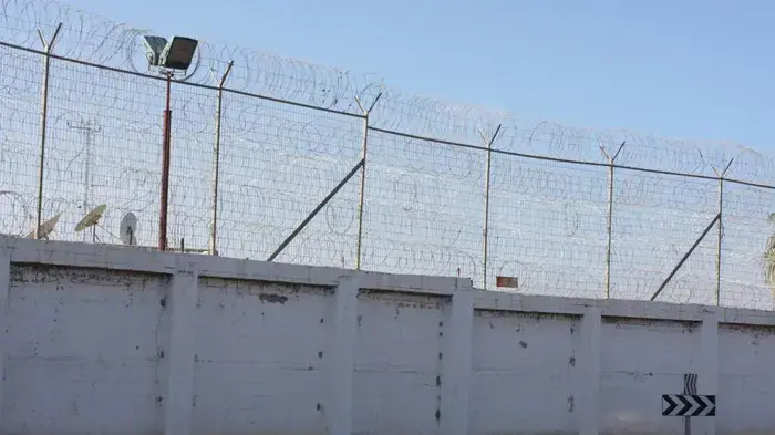 אסירים חוזרים לכלא דמון אחרי שריפת הענק בכרמל, דצמבר 2010