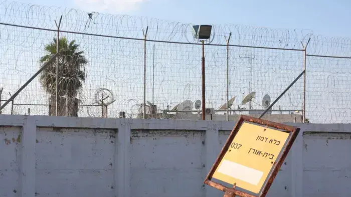 אסירים חוזרים לכלא דמון אחרי שריפת הענק בכרמל, דצמבר 2010
