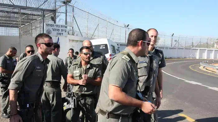 אסירים חוזרים לכלא דמון אחרי שריפת הענק בכרמל, דצמבר 2010