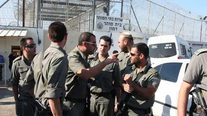 אסירים חוזרים לכלא דמון אחרי שריפת הענק בכרמל, דצמבר 2010
