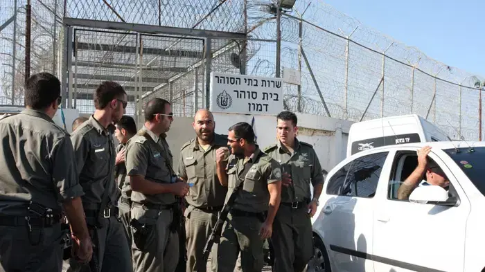 אסירים חוזרים לכלא דמון אחרי שריפת הענק בכרמל, דצמבר 2010