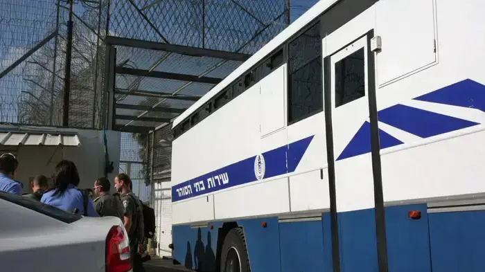 אסירים חוזרים לכלא דמון אחרי שריפת הענק בכרמל, דצמבר 2010