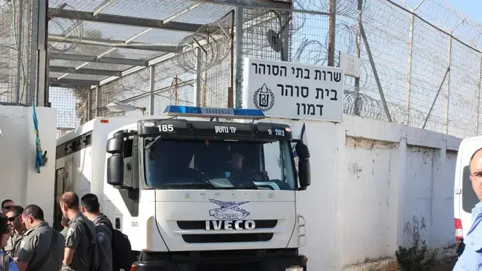  אסירים חוזרים לכלא דמון אחרי שריפת הענק בכרמל, דצמבר 2010