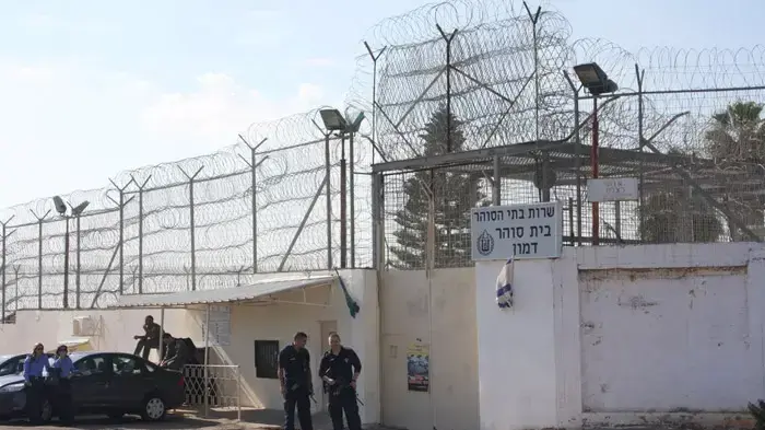 אסירים חוזרים לכלא דמון אחרי שריפת הענק בכרמל, דצמבר 2010 אסירים חוזרים לכלא דמון אחרי שריפת הענק בכרמל, דצמבר 2010