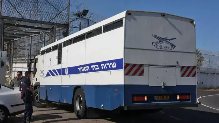אסירים חוזרים לכלא דמון אחרי שריפת הענק בכרמל, דצמבר 2010