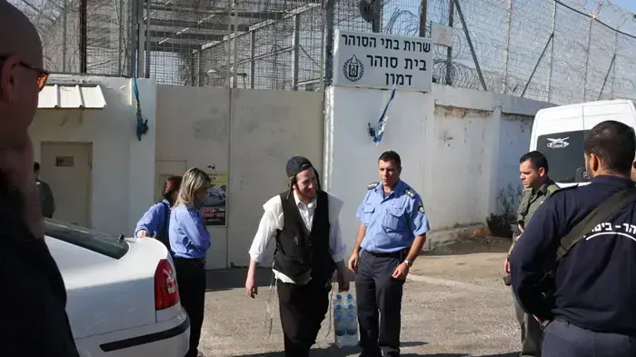 אסירים חוזרים לכלא דמון אחרי שריפת הענק בכרמל, דצמבר 2010