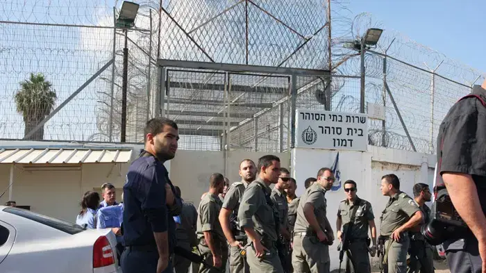 אסירים חוזרים לכלא דמון אחרי שריפת הענק בכרמל, דצמבר 2010