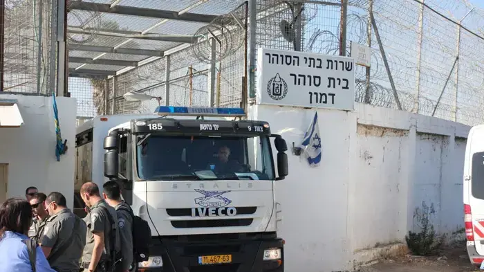 אסירים חוזרים לכלא דמון אחרי שריפת הענק בכרמל, דצמבר 2010