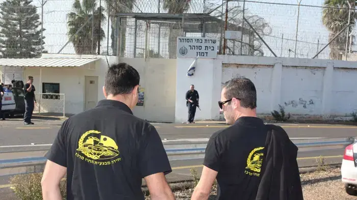אסירים חוזרים לכלא דמון אחרי שריפת הענק בכרמל, דצמבר 2010