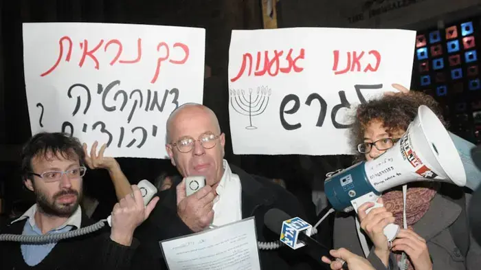 אברום בורג בהפגנה נגד הגענות הרבנית, דצמבר 2010 אברום בורג בהפגנה נגד הגענות הרבנית, דצמבר 2010