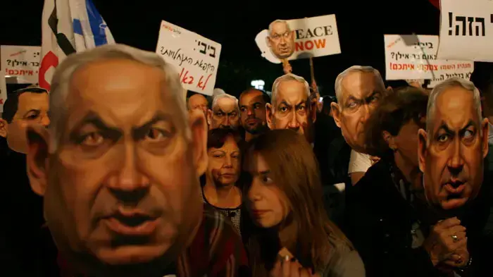 גיל כהן מגן - הפגנת תנועת "שלום עכשיו" בסינמטק בתל אביב, תחת הכותרת "קרנבל המסכות של ביבי וברק" 