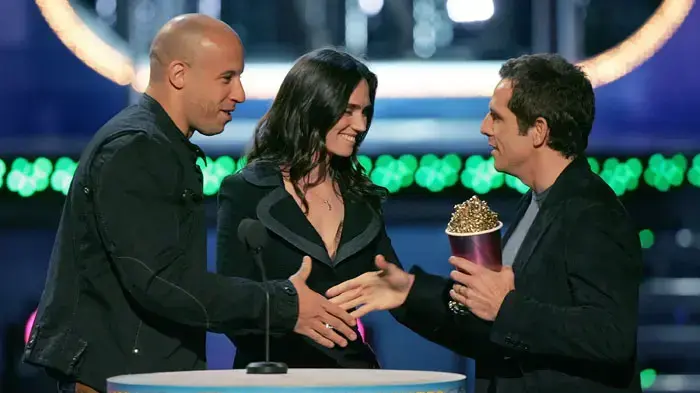 ג'ניפר נותנת פרס לבן סטילר בטקס פרסי הMTV 2005