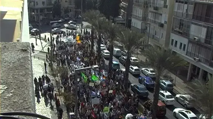 אלפים הפגינו בתא: לא לגזענות, כן לזכויות האדם 