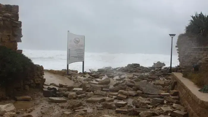 קריסת קיר במזח בקיסריה, הסופה הראשונה של החורף, דצמבר 2010      