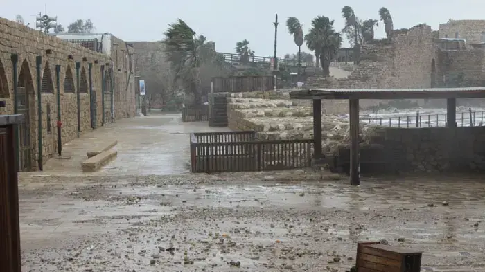 קריסת קיר במזח בקיסריה, הסופה הראשונה של החורף, דצמבר 2010      