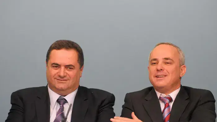 שר התחבורה ישראל כ"ץ ושר האוצר יובל שטייניץ, במסיבת עיתונאים על הרכבת הקלה בתל אביב, דצמבר 2010 שר התחבורה ישראל כ"ץ ושר האוצר יובל שטייניץ, במסיבת עיתונאים על הרכבת הקלה בתל אביב, דצמבר 2010