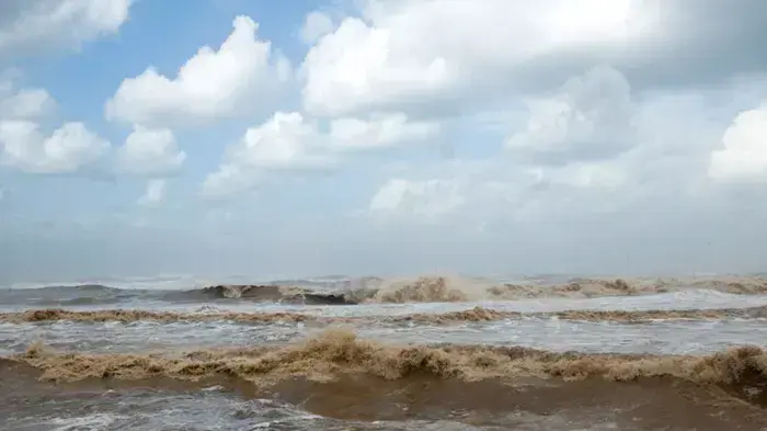 ים סוער מול נמל תל אביב במהלך הסופה, דצמבר 2010