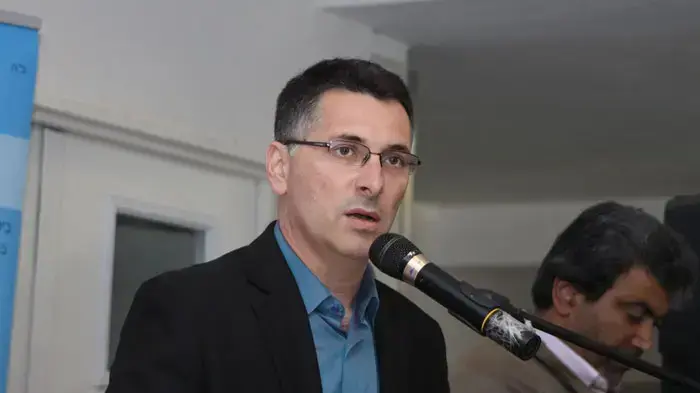 שר החינוך גדעון סער בביקור בכפר הנוער ימין אורד שנפגע בעקבות השריפה בכרמל, דצמבר 2010