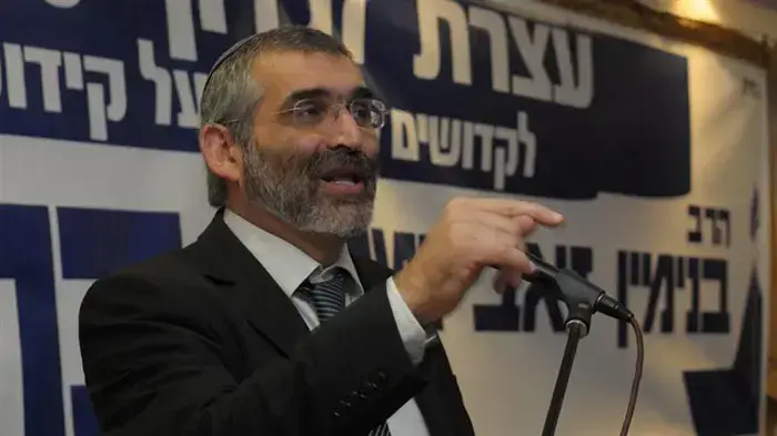 מיכאל בן ארי באירוע לציון 10 שנים לרצח הזוג כהנא