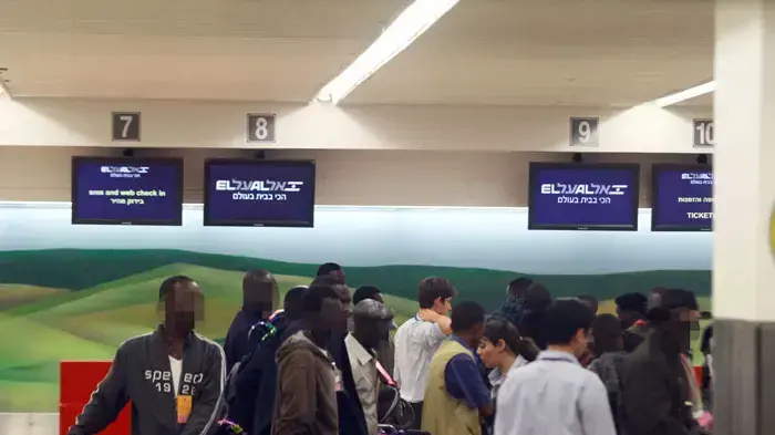 פליטים מסומליה שעזבו את ישראל מרצונם, נתב"ג, דצמבר 2010