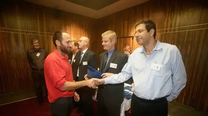 אילן ישועה, מנכ"ל וואלה מעניק את פרס פורד לאיכות סביבה, דצמבר 2010 אילן ישועה, מנכ"ל וואלה מעניק את פרס פורד לאיכות סביבה, דצמבר 2010
