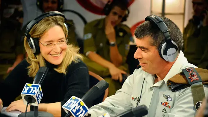 הרמטכ"ל גבי אשכנזי יחד עם אילנה דיין במשדר הפתיחה של השירותרום, דצמבר 2010