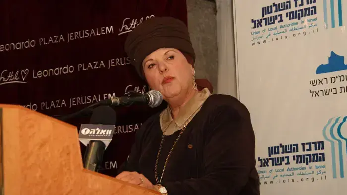 אסתר פולארד אשתו של יהונתן פולארד מקבלת אות מגן מפורום סגני ראשי הערים, דצמבר 2010